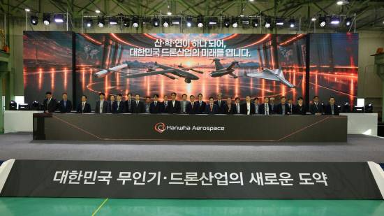 지난 21일 창원 한화에어로스페이스 창원1사업장에서 진행된 '산·학·연·상호협력 협약식'에서 국내 무인기·드론 업계 관계자들이 기념사진을 찍고 있다.사진=한화에어로스페이스