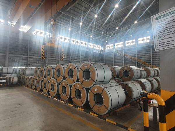 대만 재정부 관세국은 15일(현지시간) 한국산 냉간 압연 무방향성 전기강판(Cold-Rolled Non-Oriented Electrical Steel) 수입에 대한 덤핑 행위를 확인하고 49.8%~59.35% 수준의 관세를 적용하기로 했다. 사진은 포스코 포항제철소에 무방향성 전기강판 코일이 쌓여 있는 모습. (사진=포스코)