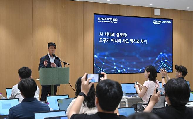 류석문 현대오토에버 대표가 지난 8월 12일 서울 양재동 현대차그룹 본사에서 열린 AX 성과 발표회에서 바이브 코딩 실습 세션을 진행하고 있다. (사진=현대차그룹)