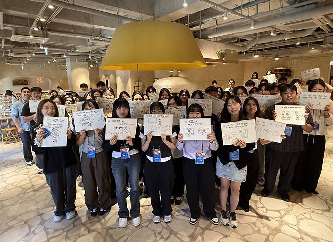 CJ푸드빌은 21일 서울 올리페페 광화문점에서 F&B 사업에 대한 열정이 있는 2026년 하반기 대졸 신입사원 공개채용 지원자를 대상으로 브랜드 체험형 채용설명회 ‘Foodville Growth On’을 진행했다. 참가자들이 기념사진을 촬영하고 있다. (사진=CJ푸드빌)
