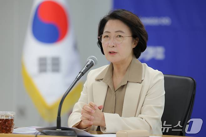 22일 경기도 율곡홀에서 열린 도지사 주재 월간회의에서 추미애 경기도지사가 회의를 주재하고 있다.(경기도 제공. 재판매 및 DB 금지)