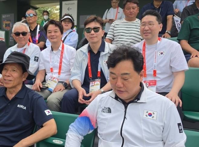 주원홍 회장이 정인선 대한정구협회 회장, 유승민 대한체육회 회장, 이상현 한국 선수단장(왼쪽부터) 등과 정구 경기를 지켜보고 있다.
