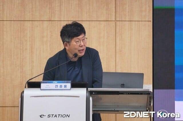 전종홍 ETRI 표준연구본부 책임연구원은 "AI 안전과 신뢰성에 대한 국제표준 논의가 원칙 중심에서 이를 입증할 수 있는 증거 중심으로 이동하고 있다"고 밝혔다. (사진=지디넷코리아)