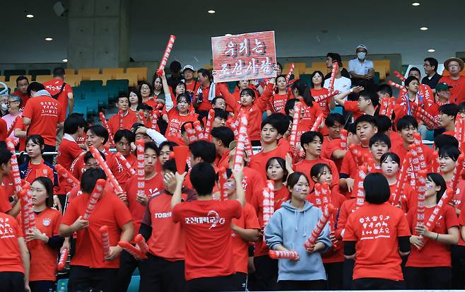 21일 일본 시즈오카현 에코파 스타디움에서 열린 한국과 북한의 아이치 나고야 아시안게임 여자 축구 조별리그 3차전. 북한 응원단이 ‘우리는 조선사람’이라는 팻말을 들고 응원을 하고 있다. /연합뉴스