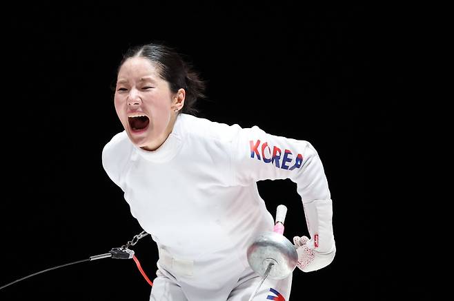 대한민국 송세라가 21일 일본 아이치 스카이 엑스포홀에서 열린 2026 아이치·나고야 아시안게임 펜싱 여자 에페 결승에서 싱가포르의 키리아 압둘을 꺾고 금메달을 차지한 뒤 포효하고 있다. /뉴스1