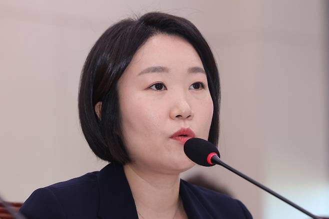 이소영 중소벤처기업부 장관 후보자가 15일 오전 서울 여의도 국회 산업통상자원중소벤처기업위원회에서 열린 인사청문회에서 의원 질의에 답하고 있다. 2026.9.15 뉴스1