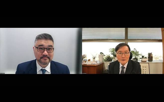 세계경제연구원이 22일 '세계경제와 국제금융 전망: 2026 하반기 전략'을 주제로 개최한 웨비나(온라인 세미나)에서 타이 후이 JP모간자산운용 아시아태평양 수석 시장전략가(왼쪽)와 전광우 세계경제연구원 이사장이 질의응답을 진행하고 있다. 세계경제연구원 제공