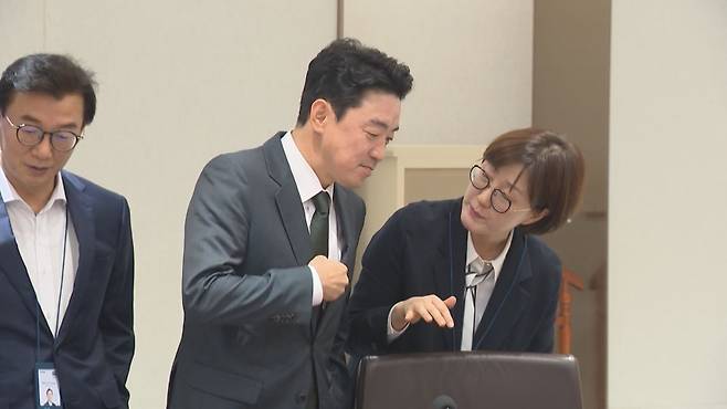 강훈식 대통령비서실장(가운데)과 김현지 청와대 제1부속실장(오른쪽)