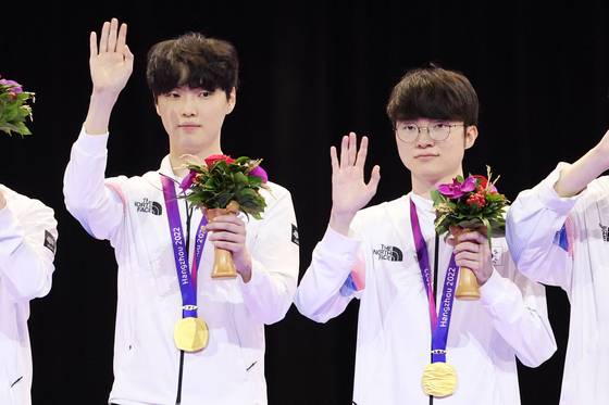 2022 항저우 아시안게임 e스포츠 리그 오브 레전드(LoL) 금메달을 목에 건 이상혁(페이커, 오른쪽)과 쵸비(정지훈). 뉴스1