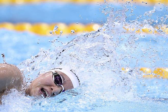 한국 여자 수영 국가대표 허연경이 지난 20일 도쿄 아쿠아틱스 센터에서 열린 2026 아이치·나고야 아시안게임 수영 여자 4x100m 자유형 계영 예선에서 역영하고 있다. 연합뉴스