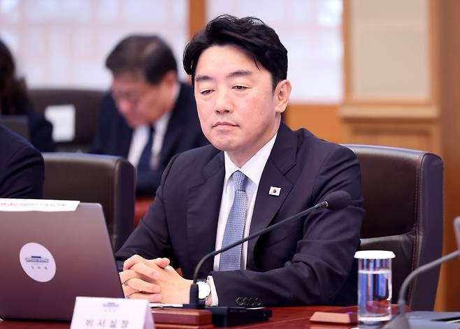 강훈식 비서실장이 21일 청와대에서 열린 수석보좌관회의에서 이재명 대통령 발언을 듣고 있다. 강 비서실장은 이날 오전 이 대통령에게 사의를 표명했다. 김지훈 기자