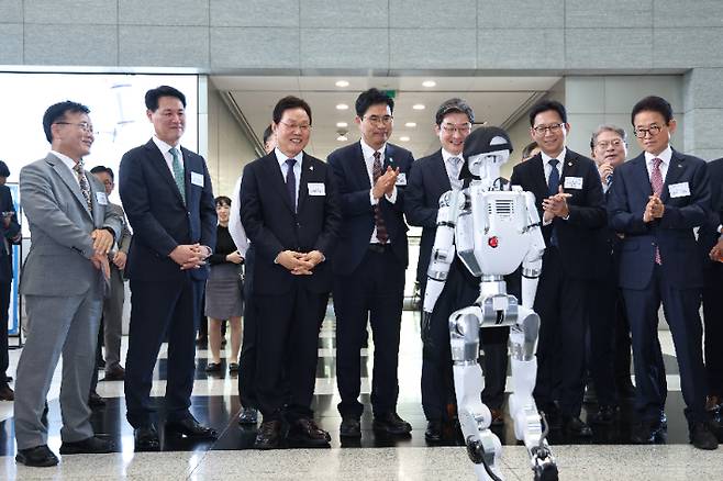 (왼쪽에서부터)박상진 산은 회장·김태한 경남은행 은행장·박완수 경남지사·이원택 전북지사·이억원 금융위원장·배경훈 부총리·이철우 경북지사. 경남도청 제공