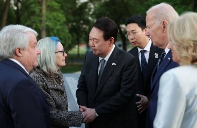 지난 2023년 4월 미국을 국빈으로 방문한 당시 윤석열 대통령이 6·25 전쟁 참전용사이자 명예훈장 수훈자인 루터 스토리(1932∼1950) 육군 상병의 조카 주디 웨이드의 손을 꼭 잡은 채 위로하고 있다. 왼쪽은 웨이드의 남편. 옆에서 당시 조 바이든 미국 대통령 부부가 윤 대통령과 웨이드를 지켜보고 있다. 뉴시스