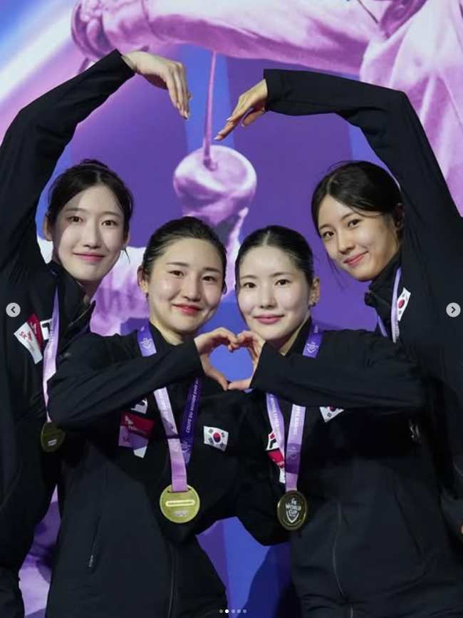 지난 5월 프랑스 생모르에서 열린 국제펜싱연맹(FIE) 여자 에페 월드컵 단체전에서 우승한 뒤 세리머니를 하는 한국 여자 에페 대표팀 선수들. 왼쪽부터 임태희, 이혜인, 송세라, 양승혜. 송세라 인스타그램 캡처
