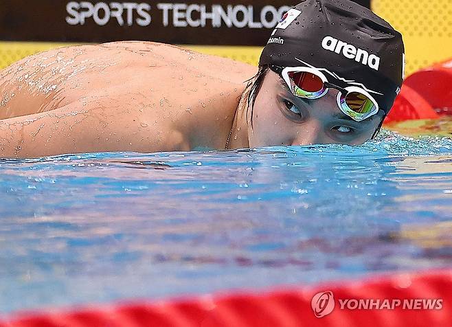아쉬워하는 김우민 (도쿄=연합뉴스) 윤동진 기자 = 22일 도쿄 아쿠아틱스 센터에서 열린 2026 아이치·나고야 아시안게임 수영 남자 1500m 자유형 결승. 한국 김우민이 결과를 확인한 뒤 아쉬워하고 있다. 2026.9.22 mon@yna.co.kr