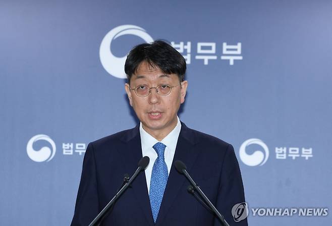 공소청 직제안 브리핑 (과천=연합뉴스) 이진욱 기자 = 이응철 법무부 검찰국장이 22일 경기도 정부과천청사 법무부에서 공소청 직제안 관련 브리핑을 하고 있다. 2026.9.22 cityboy@yna.co.kr