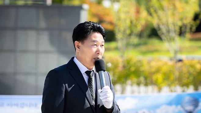 강상태 성남시의회 의장이 지난 22일 현충탑 광장을 찾아 성남시이북도민연합회가 주관한 의혼제에 참석해 위로의 뜻을 전하고 있다. /사진제공=성남시의회
