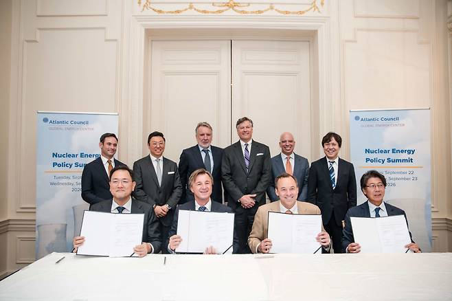 삼성물산 김정욱 부사장, SGE 라파우 카스프루프 CEO, GE 버노바 스콧스트래직 CEO, 히타치 야스히로 다케우치 부사장이 기념사진을 촬영하고 있다.(사진제공=삼성물산)