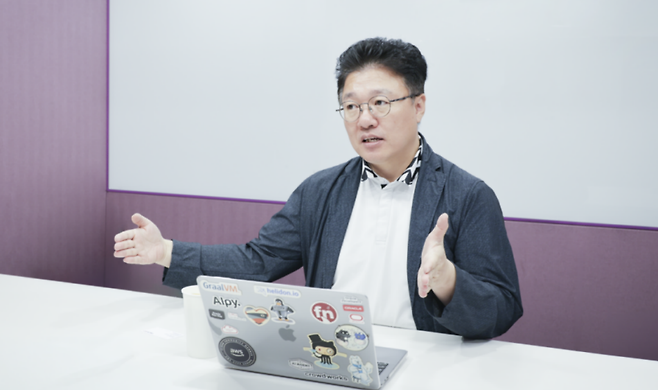 양수열 크라우드웍스 최고인공지능책임자(Chief AI Officer, CAIO). 양 CAIO는 과거 한국인 최초 자바(Java) 챔피언 이름을 알린 바 있다. 이후 C언어와 윈도 프로그래밍에서 시작해 웹·모바일·빅데이터·사물인터넷(IoT), 머신러닝과 AI까지 국내 정보기술(IT)의 주요 전환기를 개발자로 경험해 왔다. (사진=크라우드웍스)