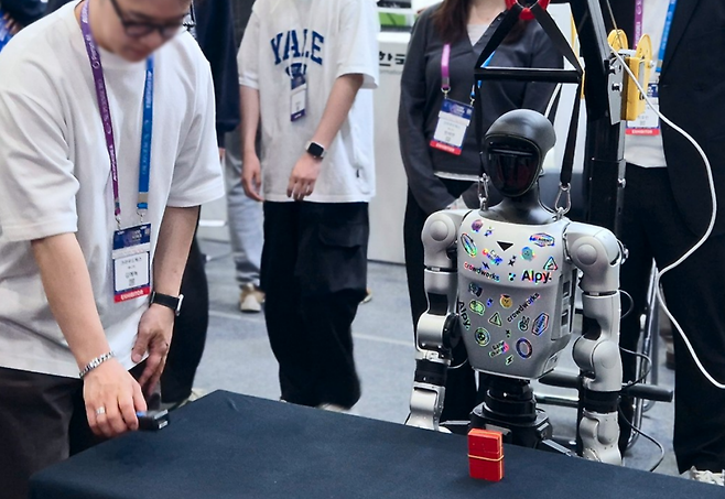 크라우드웍스는 AI 학습데이터 수집·가공 사업에서 출발해 현재는 기업용 에이전틱 AI(Agentic AI) 솔루션과 데이터 엔지니어링, 피지컬 AI(Physical AI)까지 사업 범위를 넓혔다. 사진은 지난 5월 코엑스에서 열린 2026 AI EXPO 크라우드웍스 부스에서 로봇을 이용한 피지컬AI 데이터 수집 시연 모습. (사진=크라우드웍스)