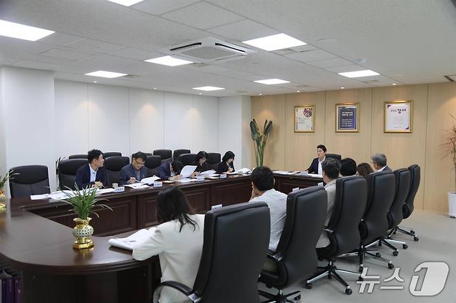 박상준 강서구청장 주재로 부구청장과 국장, 관계 부서장 등이 참석한 가운데 생곡소각장 건립 저지를 위한 간부회의가 열리고 있다. (강서구 제공. 재판매 및 DB금지)