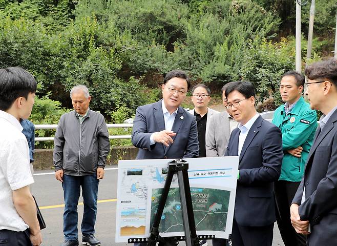 지난 7월9일 김현수 경남 하동군수가 한국남부발전 서성재 부사장, 옥종면양수발전추진위원회 윤재희 위원장, 옥종면 주민들과 함께 옥종면 양수발전소 예정지를 방문해 유치 의지를 재확인했다. /하동군