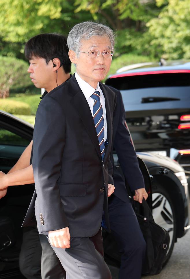 조희대 대법원장이 23일 서울 서초구 대법원으로 출근하고 있다. 연합뉴스