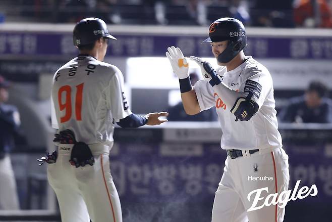 한지윤이 23일 대전한화생명볼파크에서 열린 롯데 자이언츠와의 경기에서 백투백 시즌 6호 솔로포를 터뜨린 뒤 코치와 환호하고 있다. 한화 이글스 제공