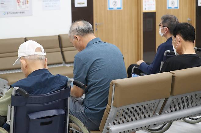 경기도의 한 병원에서 시민들이 진료를 대기하고 있다. 뉴스1