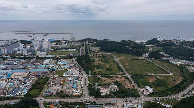 10일 강원특별자치도 동해시 북평산업단지 내 GS 석탄화력발전소와 AI 데이터센터 부지가 내려다보이고 있다. 동해=박시몬 기자