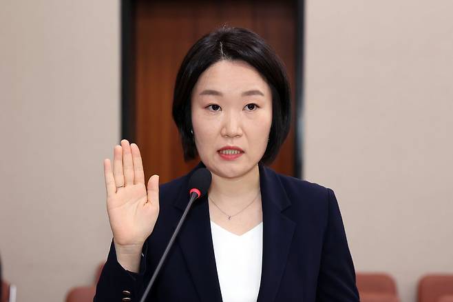 이소영 중소벤처기업부 장관 후보자가 지난 15일 오전 서울 여의도 국회 산업통상자원중소벤처기업위원회에서 열린 인사청문회에서 선서를 하고 있다. 뉴스1