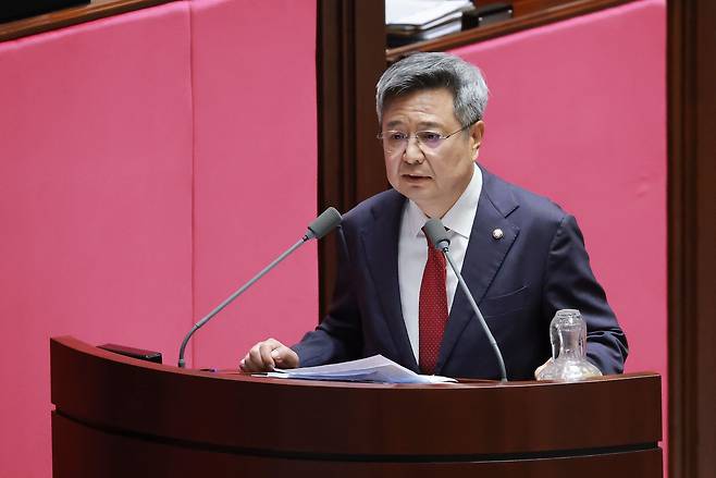 김장겸 국민의힘 의원이 지난 14일 국회에서 열린 정기국회 제8차 본회의 교육·사회·문화 분야 대정부질문에서 한성숙 국무총리에게 질문하고 있다. 연합뉴스