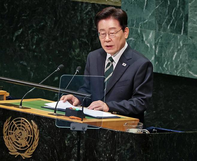 미국 뉴욕을 방문 중인 이재명 대통령이 22일(현지시간) 유엔본부 총회장에서 기조연설을 하고 있다. 연합뉴스