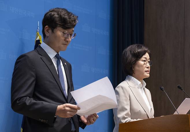 더불어민주당 소속 국회 산업통상자원중소벤처기업위원회 위원인 오세희(오른쪽), 장철민 의원이 23일 국회 소통관에서 기자회견을 열고 정부의 대미 투자 관련 비공개 보고 내용에 대한 불법 녹취와 유출을 규탄하고 있다. 연합뉴스