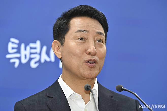 오세훈 서울시장이 지난달 26일 서울 중구 서울시청 브리핑룸에서 김윤덕 국토부장관과의 주택 공급 관련 2차 회동을 끝내고 브리핑을 하고 있다. 남동균 기자