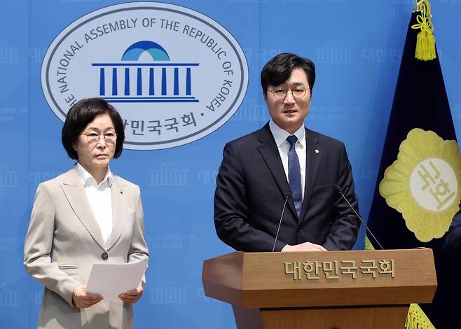 국회 산업통상자원중소벤처기업위원회 소속 장철민(오른쪽) 더불어민주당 의원과 오세희 의원이 23일 국회에서 전날 산중위 대미투자 비공개회의 불법 녹취 및 유포 행위에 대한 규탄 및 고발 기자회견을 하고 있다. 뉴시스