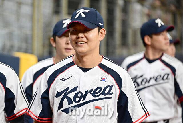 2026년 9월 15일 오후 서울 고척스카이돔에서 '2026 아이치 나고야 아시안게임' 야구대표팀 훈련이 열렸다. 대한민국 야구대표팀 소형준이 훈련을 위해 더그아웃으로 나서고 있다./마이데일리