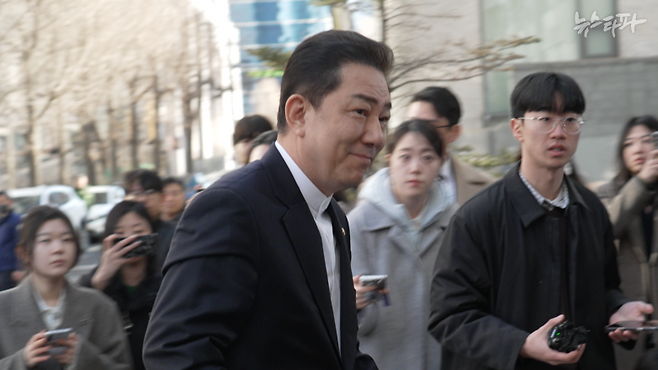 지난 2월 26일, 정치자금법 위반, 뇌물 수수 등 혐의를 받는 무소속 김병기 의원의 첫 경찰 출석 모습. 뉴스타파는 김 의원이 수사 과정에서 참고인에게 접근해 ‘거짓 확인서’를 쓰도록 종용한 정황을 확인했다.