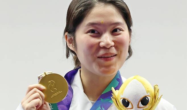 2026 아이치·나고야 아시안게임 사격 여자 10m 공기권총 결선에서 추가은이 금메달을 목에 걸고 포즈를 취하고 있다. 연합뉴스