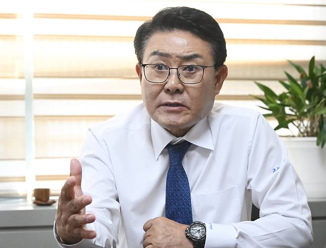 강동한 한호산업 대표가 22일 서울시 서초구 한국단조공업협동조합 사무실에서 서울경제신문과 만나 한호산업의 미래 전략에 대해 소개하고 있다. 오승현 기자