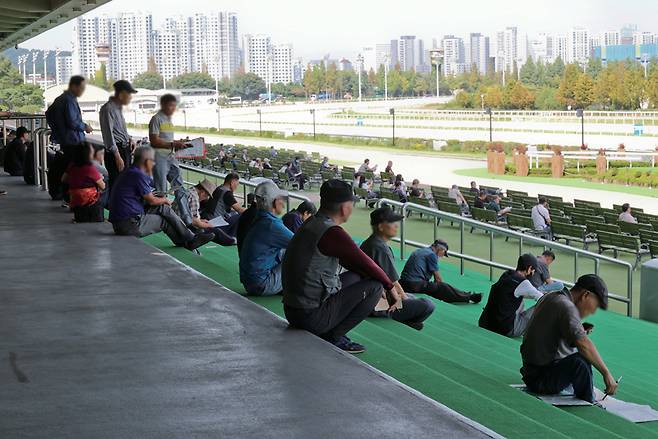 9월11일 경기 과천시에 위치한 경마장(렛츠런파크 서울)에서 노인들이 경마를 즐기고 있다. ⓒ시사저널 박정훈