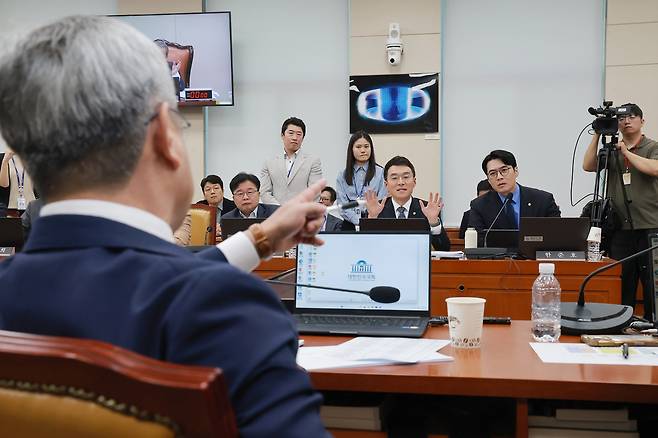 22일 국회 과학기술정보방송통신위원회 전체회의에서 여당 간사인 더불어민주당 한준호 의원과 국민의힘 김장겸 의원이 과방위 소속 민주당 의원 보좌진이 김승원 법무부 장관 후보자 ‘탄원서’를 보도한 KBS에 항의 전화를 했다는 의혹과 관련해 설전을 벌이고 있다. 연합뉴스