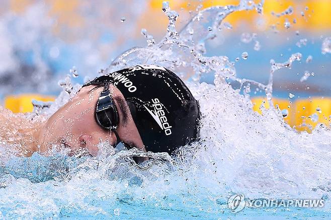 역영하는 황선우 (도쿄=연합뉴스) 윤동진 기자 = 23일 도쿄 아쿠아틱스 센터에서 열린 2026 아이치·나고야 아시안게임 수영 남자 200m 자유형 예선. 한국 황선우가 역영하고 있다. 2026.9.23 mon@yna.co.kr