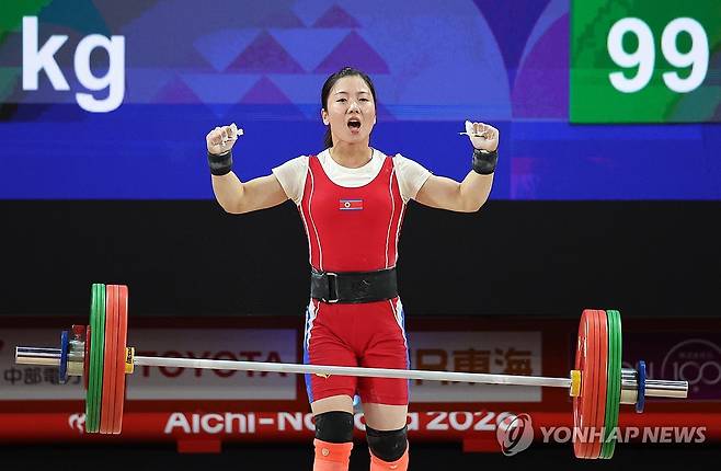 북한 역도 강현경 인상 99㎏…AG 신기록 (나고야=연합뉴스) 김동민 기자 = 23일 일본 나고야 중소기업진흥회관에서 열린 2026 아이치·나고야 아시안게임 여자 53㎏ 북한 강현경이 인상 3차 시기 99㎏를 성공하고 있다. 아시안게임 신기록. 2026.9.23 image@yna.co.kr