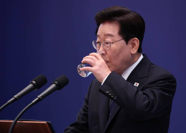 이재명 대통령이 최근 청와대 영빈관에서 열린 기자회견에서 물을 마시고 있다. 연합뉴스