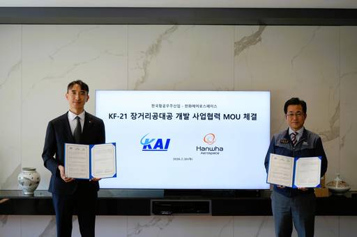 백기봉 한화에어로스페이스 PGM2사업단장(왼쪽)과 백중현 한국항공우주산업(KAI) 국내사업본부 고정익사업1실장이 지난 7월 경남 사천시 KAI 본사에서 열린 KF-21 장거리 공대공 유도탄 개발 사업협력 업무협약(MOU) 체결식에서 기념촬영하고 있다. /한화에어로스페이스