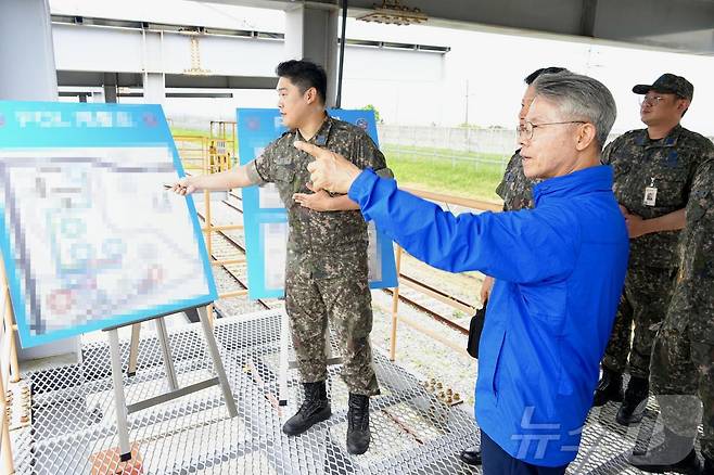 민형배 전남광주통합특별시장이 3일 ‘반도체 메가프로젝트 성공 지원’을 위해 광주 군공항을 찾아 현장점검을 하고 있다.(전남광주통합특별시 제공. 재판매 및 DB금지)2026.7.3/뉴스1