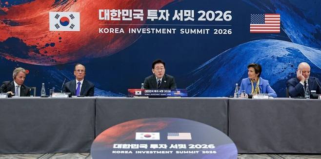 이재명 대통령이 23일(현지시간) 미국 뉴욕 한 호텔에서 열린 '대한민국 투자 서밋 2026' 행사에서 발언하고 있다. 왼쪽부터 티모시 가이트너 워버그 핀커스 회장, 래리 핑크 블랙록 회장, 이재명 대통령, 제인 프레이저 씨티그룹 CEO, 엠마누엘 로만 핌코 CEO. 2026.9.23 연합뉴스