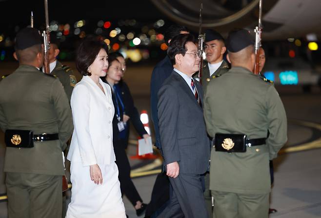 멕시코를 국빈 방문한 이재명 대통령과 김혜경 여사가 23일(현지 시각) 멕시코 펠리페 앙헬레스 국제공항에 도착해 이동하고 있다./뉴시스