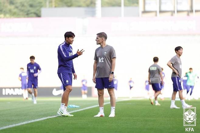 대화 나누는 모레노 감독과 손흥민. ⓒ 대한축구협회